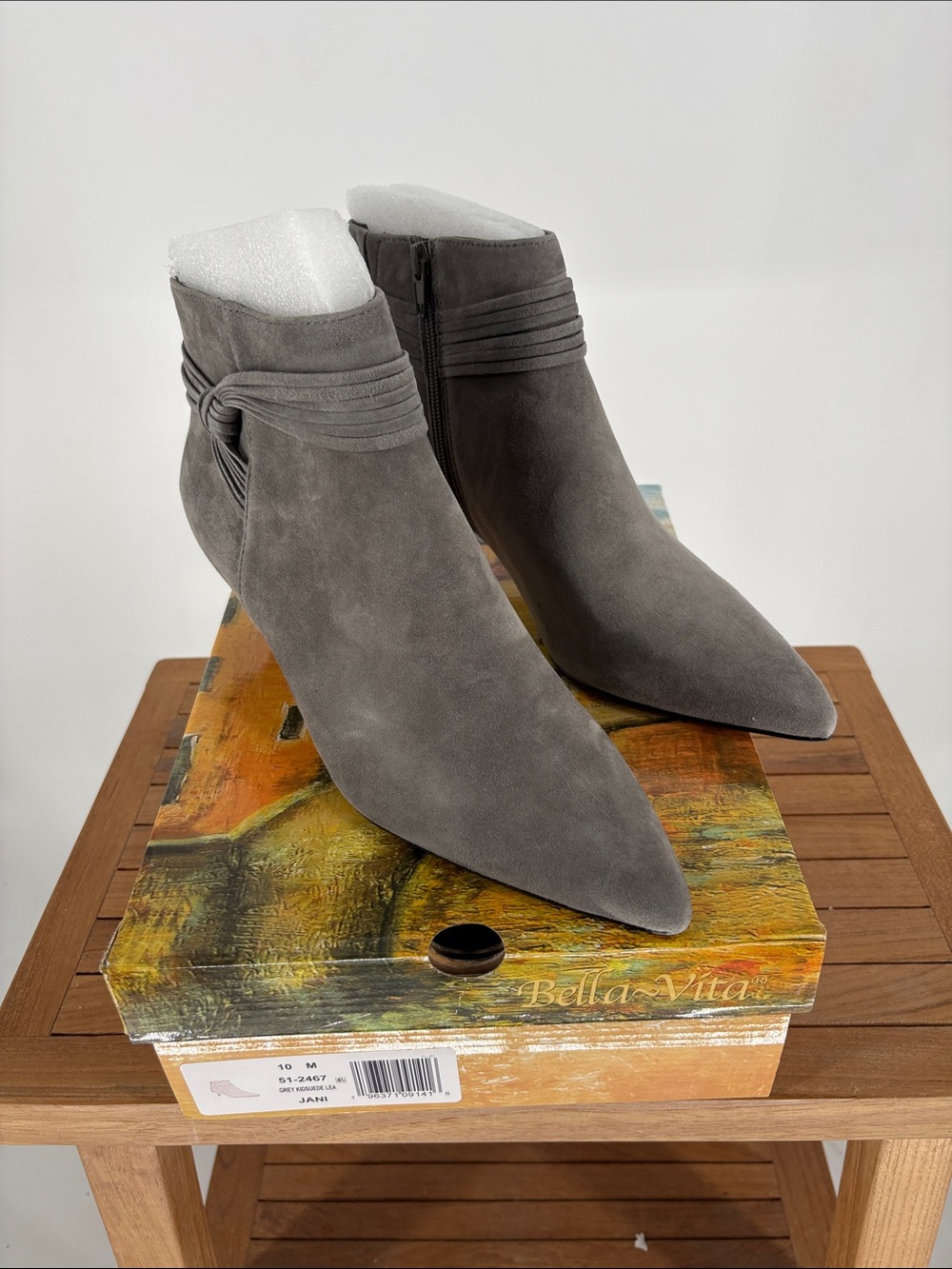 New Womena Bella Vita Gray Suede Pointed Toe Ankle Booties size 10 M